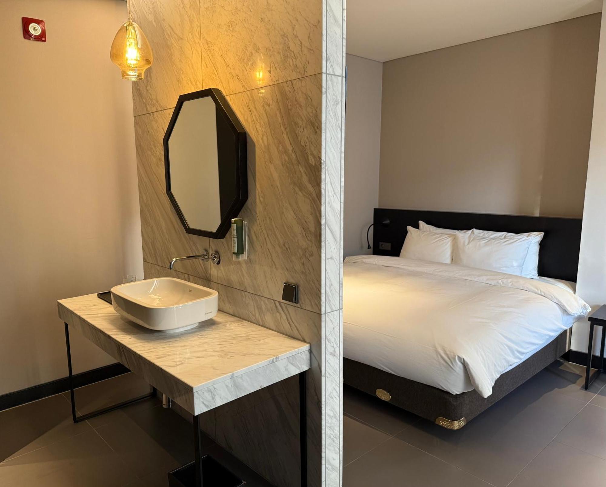 Rivertain Hotel Тегу Екстериор снимка